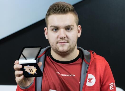 前Major冠军byali因手部伤势缺战6周，无奈只能转为教练